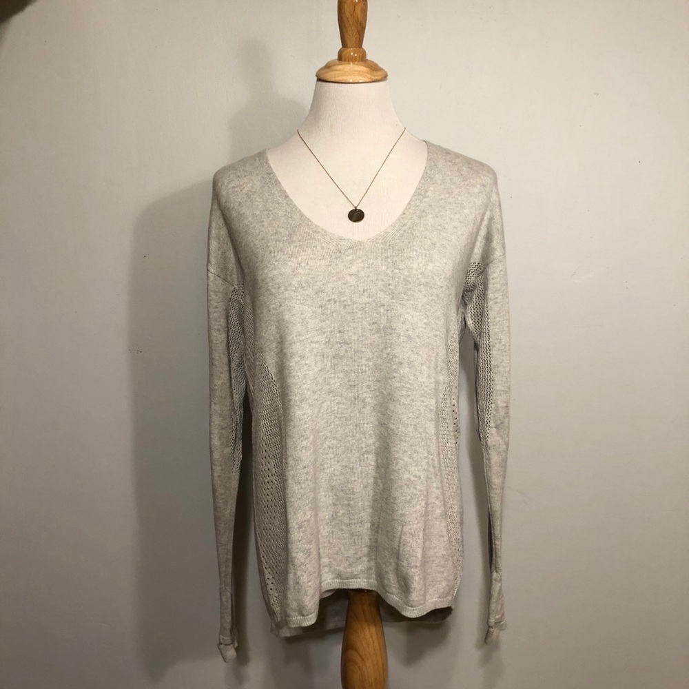 LULULEMON-Gray & Cream V Neck Boho Sweater Size 8